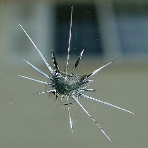 Причины трещин на лобовом стекле